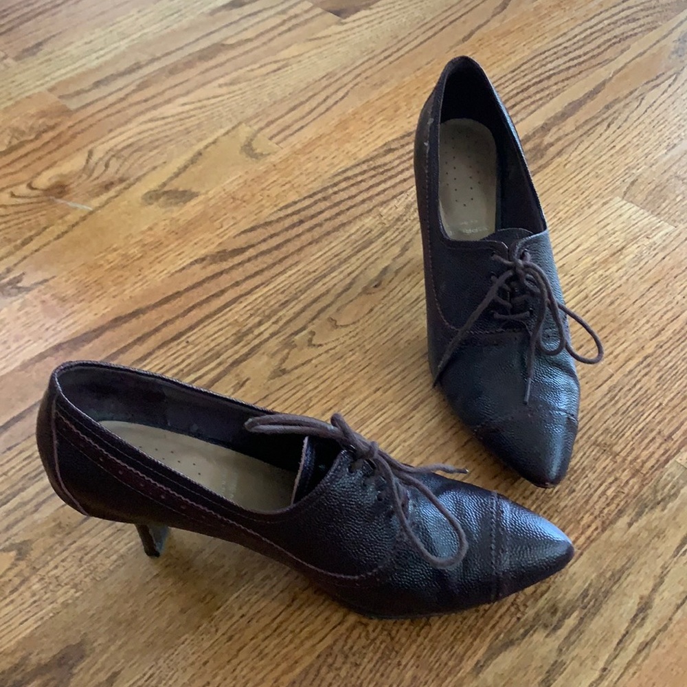 Rockport Lace up Oxford heels.